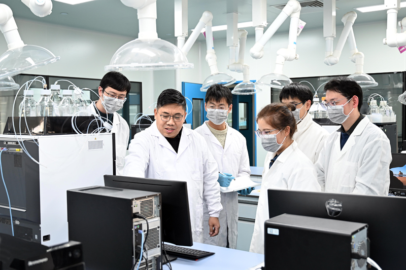 【喜报！英国上市公司365李召广博士荣获“江苏省五一劳动奖章”】的配图